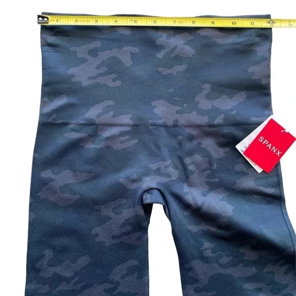 Spanx Look at Me Now Bike Short in Black Camo Size Medium NWT - Picture 7 of 8